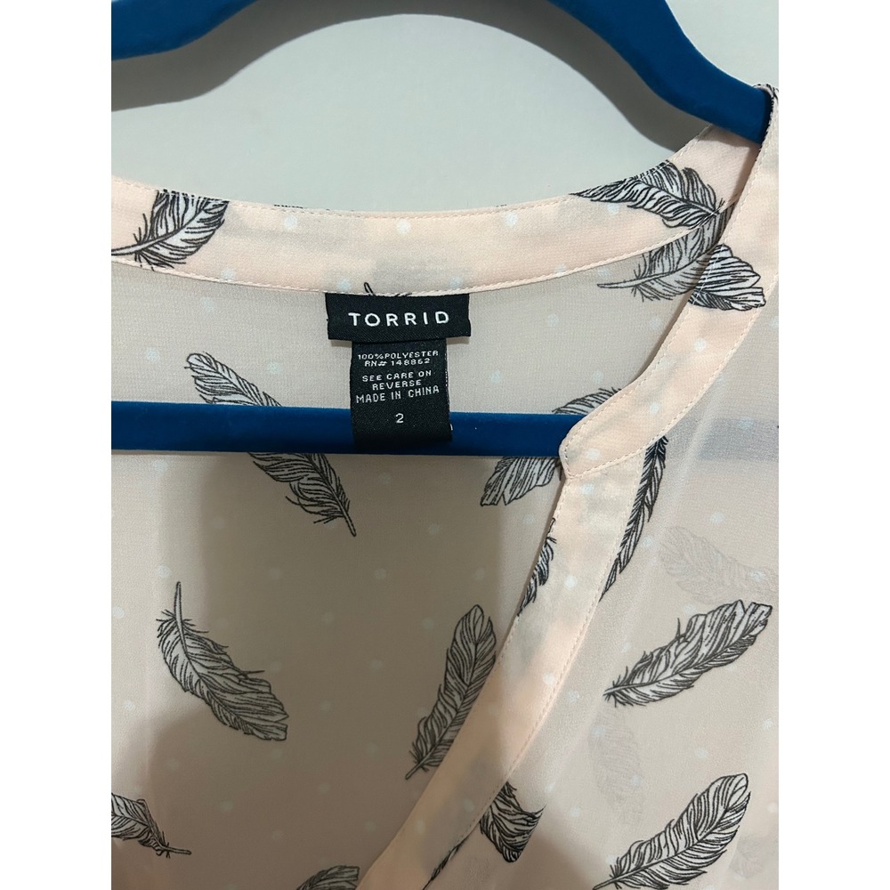 Torrid Feather Print Hi-Lo‎ Tunic Blouse Top Roll Tab 3/4 Sleeve Plus Size - Picture 3 of 6